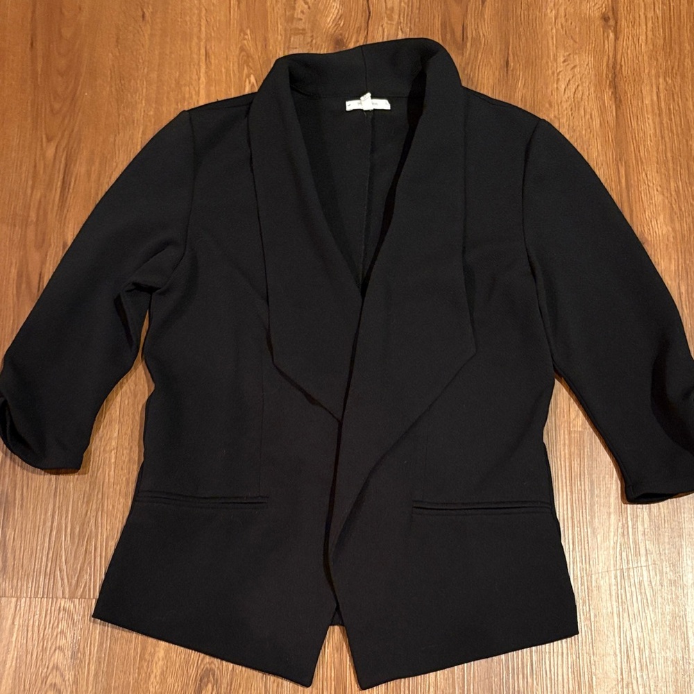 Maurice’s black blazer, runched 3/4 sleeves,time new, size M